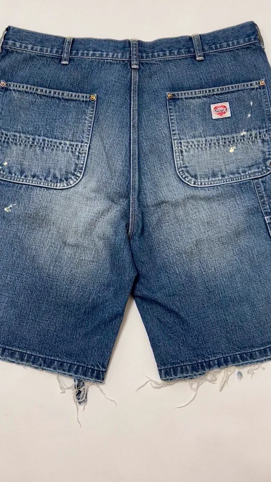 SAINT Mxxxxxx DOUBLE KNEE SHORTS/BLU Knee patches splashed with ink and water-splashed denim shorts. Denim blue S-XL. Custom-woven and dyed denim fabric with clear texture. Heavy-wash water-fading treatment to create local mottled fading/hole effects. Artificial distressing to simulate natural wearing marks. VINTAGE sense. Original consistent damage treatment. Hand-splashed ink and paint. Original consistent wash mark/pocket mark. Double knee patch. Rivet reinforcement. Improve functionality while enhancing design